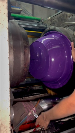 The magic of tech! Plastic granules transform into beautiful everyday tubs in a blink