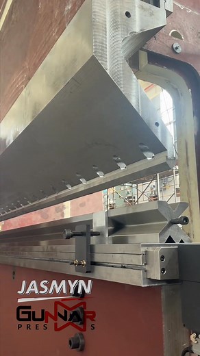 🔷Precision in every meter. These extra-long press brake tools are custom-built for large-size bending operations — perfectly aligned, laser-hardened, and CNC finished for durability and accuracy. 🔷Precisión en cada metro. Estas herramientas de plegadora extralargas se fabrican a medida para operaciones de plegado de gran tamaño — perfectamente alineadas, endurecidas por láser y mecanizadas por CNC para máxima durabilidad y precisión. 🔷Precisão em cada metro. Estas ferramentas de dobradeira ex