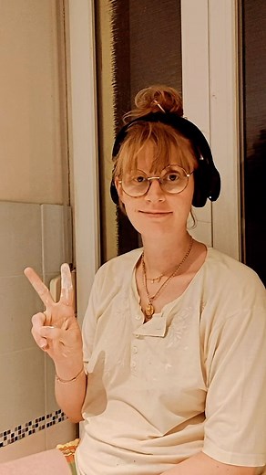 Épisode 1 de la salle de bain piscine MUNICIPALE ! 🥳 . Bon, ce n’est qu’un début, prépare toi à rentrer dans l’eau et souffrir au passage du nombril (j’ai voulu faire un jeu de mots mais je suis pas convaincue) . À vous mes jeux de mots piscine en commentaire ! . #renovation #maison #demenagement #amenagement #salledebain #deco #decoborddemer #travaux #satisfaisant | Alicia Flipo