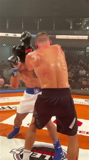 Alex points down to the cage to finish the round on a high👊🔥