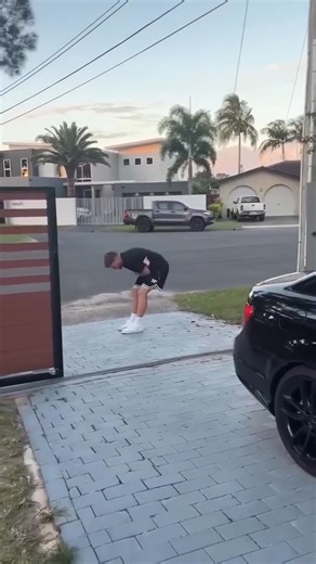 106K views · 737 reactions | Busy bees #prank #prankvideo #fun #funnyvideos #funny | PrankWorldz | Facebook