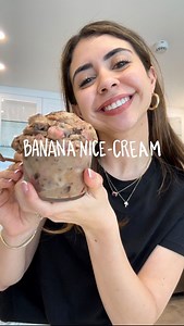 Sara H Cárdenas on Instagram: "La basura de alguien, puede ser el tesoro de alguien mas 🥹🫰🏼🙌🏼 aqui no desperdiciamos y hacemos ORO con los platanos maduros 🍌🍌 literal los congelas y los licuadas con poquita leche y es la base perfecta de helado deliciosoo Aparte yo le puse fresa, nuc nuc de @nucolatomx y brownie NONONONONO QUE COSAAAA"