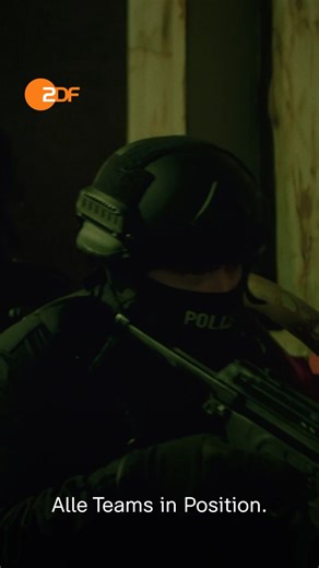 🎬💕 Der Fernsehfilm der Woche: Solo für Weiss – Gefährliche Gewässer Eine nächtliche Drogenübergabe, ein ermordeter Unternehmer und Nora Weiss mitten in einem Netz aus Lügen und Verrat. Als ein Einsatz schiefgeht und ein Toter auf einem Katamaran gefunden wird, führt jede Spur zu einem Mann: dem Sternekoch Peter Probek. 🍽️💥 Nicht verpassen und 'Solo für Weiss – Gefährliche Gewässer' heute Abend um 20:15 Uhr im #ZDF einschalten.📺 ⌛ Sendung verpasst? Einfach jederzeit streamen: 🔗 https://kurz