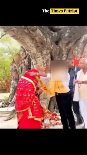 Fatehpur, Uttar Pradesh – A shocking case of child marriage has surfaced after villagers caught a teenage couple meeting secretly in a forest. The incident took place in Bhagwantpur village under the Radhanagar police station area. After catching the duo, villagers informed the girl’s family and arranged their marriage at a temple outside the village. Shockingly, a Samajwadi Party leader was present and even blessed the newlyweds as the boy applied vermillion to the girl’s forehead and exchanged