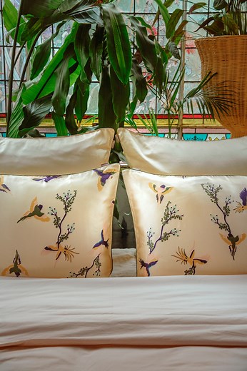 Notre collection avec @apaches_collections en édition très limitée ! Parmi tous, le motif cerisier est clairement votre préféré (et le nôtre aussi). 🌸 On comprend vite pourquoi : il est frais et naturel ! Photo : @jea.lagadec Direction artistique : @casapianebordeaux - Our collection with @apaches_collections is a very limited edition! Among all the designs, the cherry blossom pattern is clearly your favorite (and ours too). 🌸 It’s easy to see why: it’s fresh and natural! #Emilyspillow #taiedo