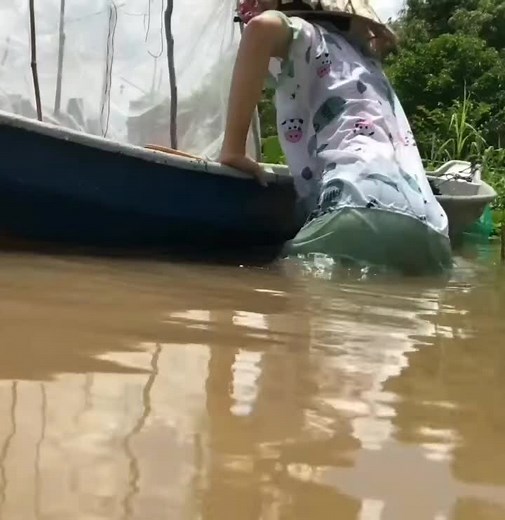 Rowing Through Nature: A Scenic Outdoor Experience