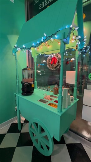 Craving something unforgettable? 🤤✨ Our table is overflowing with all the Divas favourites — crepes on a stick (sweet savoury!), crunchy waffles, thick 50’s milkshakes, fluffy mini pancakes, and Brazilian-style treats that make every visit feel like a delicious escape. Whether you’re stopping by for brunch, dessert, or a cozy coffee moment, everything is made fresh, retro-style, and packed with flavour that melts in your mouth. 💖 📍 Visit us at 1308 St Clair Ave W, Toronto (Corso Italia) The o