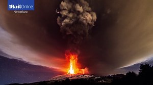 Spectacular time-lapse of volcanic explosion and lightning