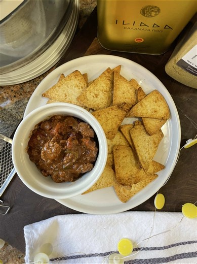 Crispy, golden, and seriously addictive—these air fried tortilla chips are a total snack win. Made with flour tortillas, sliced up with my @swiss.diamond 8” Hammered Chef Knife, tossed in rich Iliada Kalamata EVOO, and coated in a bold mix of Sanniti Jalapeno Powder, Cento Garlic Powder, and Cento Trapani Fine Sicilian Sea Salt from @supermarketitaly. Air-fried to perfection in my @fritaire Non-Toxic and Self-Cleaning Air Fryer, then served with a cozy bowl of chili for dipping… and yes, it’s as