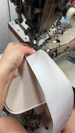 cách cô ấy ráp những chiếc túi xách màu kem bằng máy trụ ngang