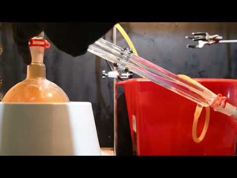 Making fuming nitric acid