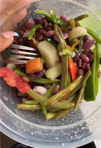Vous allez biennng? Moi oui hein! Au menu du jour je vous propose une salade de haricots rouges et verts, très savoureuse et qui cale bien l’estomac. Avant de me gronder, je vous en prie essayez ! 😂😂😂 Mbref Mbisous! ❤️ #haricot #saladedeharicot #haricotrouge