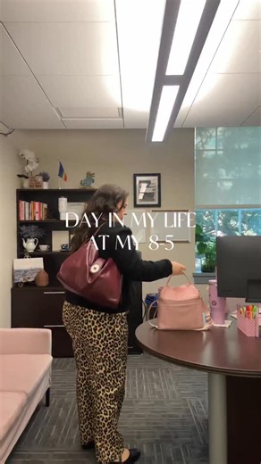 Rachel 🦋 | VLOGMAS DAY 9 🎄🎅🏼 asmr day in my life at my 8-5 with timestamps • • • • • #dayinmylife #asmrsounds #dailyvlog #comewithme #explorepage... | Instagram