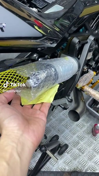 Ada yang tahu shock ini? #Nitron Rear Shock R3 3 settingan shock belakang semua remotely! • Rebound • High and low Compression • Preload (remotely) Gokil!! Yang pt ZX25R senggol lah! #layzmotor #zx25RR