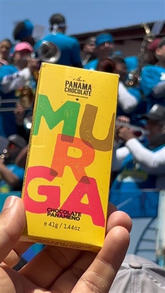 La murga es una expresión artística en Panamá compuesta por músicos que acompañan las vistosas actividades del carnaval. Este género se caracteriza por la ejecución de piezas musicales corridas, con ritmos alegres para bailar de forma suelta. Como un Topón gastronómico, esta explosiva barra de chocolate es elaborada con chocolate blanco y oscuro por manos panameñas para celebrar la alegría del carnaval Estamos orgullosos de ser por segundo año consecutivo patrocinadores del carnaval de Las Tabla