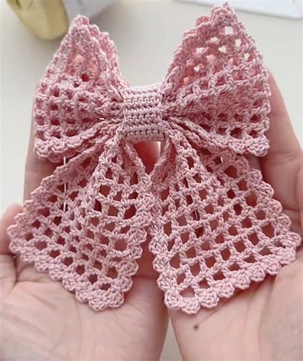 Learn how to crochet this soft, elegant ribbon bow—perfect for hair clips, scrunchies, and decorating your handmade projects. In this full tutorial, I’ll guide you step by step from the ribbon tails, to the main bow, to the tie band, so you can follow along easily even as a beginner. Save this video for later, and feel free to share it with other crocheters who love pretty and delicate designs. Happy crocheting! #CrochetTutorial #HandmadeAccessories #CrochetBow #knotsohard | Jonalyn B. Mangunay