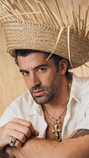 COMPLETO EL MEDIO TIEMPO DE BAD BUNNY! Para mi una joya que quiero que se quede aquí en mi perfil para siempre. El medio tiempo del Super Bowl fue cultura, idioma, música, baile, color y mensaje. ❤️🔥 A mí me encantó. Y algo muy importante: no todos tenemos que sentir lo mismo… y está bien. El arte se vive distinto para cada persona y se respeta! Personalmente me sentí orgulloso de cómo el idioma español ha cruzado océanos. Desde mis raíces en España, me emociona ver cómo América Latina ha hecho