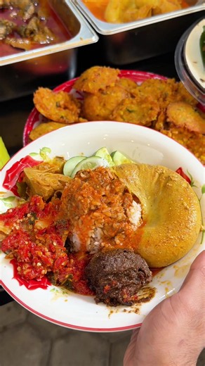 Guys, gue nemu nasi kapau yang lokasinya bener-bener hidden gem di dalam gang! 👀🔥 Namanya Nasi Kapau Rimun Rasa Uni Fitri. Katanya ada 32 pilihan menu, dan pas gue coba… ternyata medok-medok banget rasanya! 🤤 Dari warnanya aja udah menggoda, bumbunya berani, dan surprisingly nggak ada yang fail. Yang lebih bikin happy, harganya masih affordable buat makan sepuasnya sesuai selera. Jadi jangan ketipu sama lokasinya yang masuk gang—rasanya justru GONG! 😂🔥 📍 Jl. Timbul 1 No. 32, Cipadu 📍 Maps