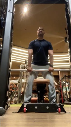 Heavy Shoulder Shrugs for Massive Traps 💪