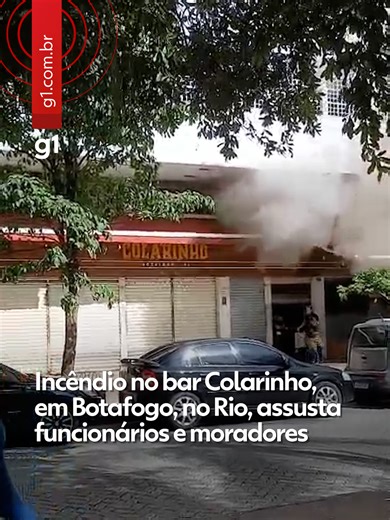 Um princípio de incêndio atingiu o bar Colarinho, na Rua Nelson Mandela, em Botafogo, na Zona Sul do Rio, na manhã desta segunda-feira (13). Segundo o Corpo de Bombeiros, o acionamento ocorreu às 9h36. Equipes do quartel do Humaitá foram enviadas ao local e atuam no combate às chamas. Até a última atualização desta reportagem, não havia informações sobre feridos nem sobre as causas do incêndio. Um vídeo mostra funcionários saindo correndo de dentro do bar. Veja mais em 'leia o artigo'. #bar #rio
