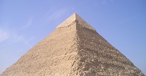 Comment les Égyptiens ont-ils transporté les blocs de pierre pour construire les pyramides ?