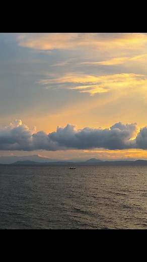 Serene Sunset Over Ocean: Captivating Seascape Video