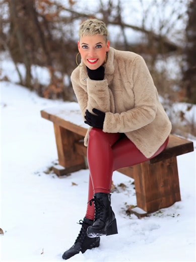 #NovoDoveCabelos Danke fürs warten🤗 da sind sie, wie versprochen die Bilder vom Winter Fotoshooting📽️❄️, die ich euch ja schon angekündigt habe🤍 es war aufjedenfall eine schöne Erfahrung mit Winter Fashion im Schnee zu posieren 🤗❄️ #fotoshooting #shorthairgirl #undercutgirl #lederleggings
