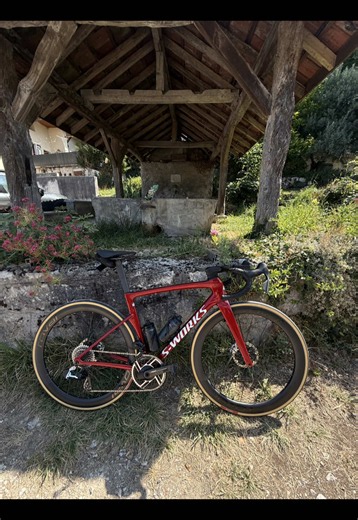 Le Specialized S-Works Tarmac SL9 est actuellement en test chez L’Expert Vélo. Avant de vous livrer notre test complet, on veut aussi répondre aux questions que vous vous posez vraiment : comportement sur la route, confort, rigidité, rendement, poids, aérodynamisme, différences avec le Tarmac SL8… Qu’attendez-vous réellement de ce nouveau vélo de route haut de gamme Specialized ? Posez-nous toutes vos questions en commentaire : nous essaierons d’y répondre directement dans notre test complet du 