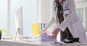 El médico organiza los registros médicos: video de stock (totalmente libre de regalías) 3725967291 | Shutterstock