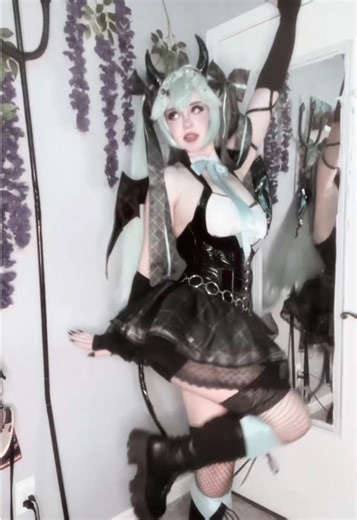 I love this cosplay so much but the skirt is so short #miku #hatsunemiku #vocaloid #cosplay #fyp