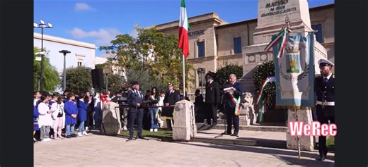 🇮🇹 4 Novembre – Giornata dell’Unità Nazionale e delle Forze Armate 🇮🇹 Durante la cerimonia del 4 Novembre, il Sindaco ha voluto rivolgere un pensiero speciale ai ragazzi, richiamando il valore del rispetto e il significato profondo dei nostri simboli. Un messaggio semplice ma intenso, che ci invita a riflettere sul senso di appartenenza e sulla responsabilità che tutti abbiamo verso la nostra comunità e la nostra storia. 🗣️ Ecco uno stralcio del suo intervento: “Il rispetto, cari ragazzi, s