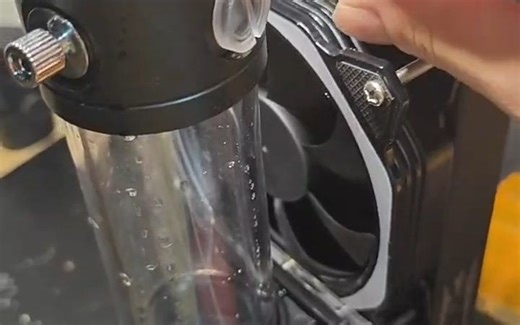 笔记本外置水冷立式外机加水及回水操作