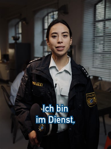 Dieser Kanal dient der Information und Unterhaltung. Etwaige Vereinfachungen oder Verkürzungen ergeben sich aus der Kürze des Formats. Wir bitten hierfür um Verständnis und natürlich ein Like. Wer Uniform trägt, repräsentiert den Staat - unabhängig vom Ort. Deshalb braucht es klare Grenzen zwischen Dienst und Privatleben. #BBB #ÖD #Beamte #BayerischerBeamtenbund #Polizei #Dienstrecht #Bayern