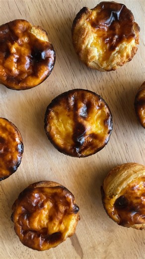 Andressa Schuch on Instagram: "Pastel de Nata Massa folhada: -Ja tem receita aqui no perfil (2 vídeos antes desse), mas também pode usar aquela massa folhada pronta que vende em mercados, a chance de dar certo é bem maior kkkkkcry. Recheio: 250ml leite integral 10g manteiga Raspa de limão (o certo seria usar do siciliano mas pode ser do verde também) 1 canela em pau -Infusão 👆 100g açúcar 10g farinha de trigo 10g amido de milho 2 gemas Eu assei a 260ºc por +/-10 minutos, mas acredito que a temp