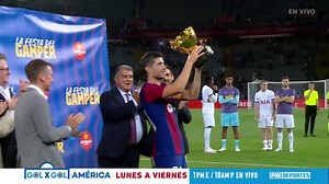 El momento en que el nuevo capitán del Barcelona, Sergi Roberto, recibe el trofeo Joan Gamper. 🤩🏆 #JoanGamperEnFOX | FOX Deportes