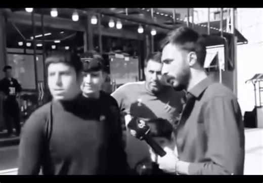 وحيد في المنزل (Home Alone) إنتاج 1990 ليس مجرد فيلم كوميدي عائلي، بل هو عمل سينمائي يجسد شجاعة طفل، وعمق مشاعره، ودقة إحساسه عندما يجد نفسه وحيدًا في عالم لم يفترض أن يكون مليئًا بالدفء العائلي. خلف الزينة المبهجة لعيد الميلاد، والأضواء اللامعة، والموسيقى المرحة، تتسلل مشاعر الوحدة والاشتياق، وتمتزج بلحظات داخلية صامتة يعيشها الطفل