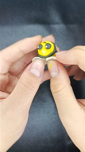I am sculpting a bee. #plasticine #plastilina #clay #diy #shorts