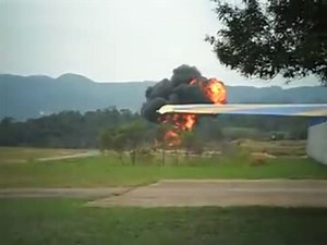 プロペラ機　墜落の瞬間