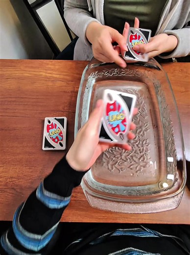 Jugamos UNO Splash: ¡Diversión Acuática y Juegos!