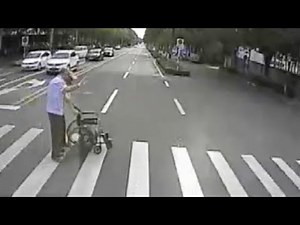 Touching video shows bus driver helps elderly women cross the road