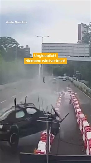Bei diesem #Crash in #Hongkong dreht sich das #Auto mehrfach um die eigene Achse. #Redaktion #Unfall