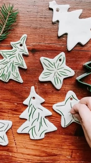 Here is a simple and beautiful keepsake ornament to make with kids. Kids will love making pretty pine needle designs on the ornaments and these little pieces of art will become a special reminder of this holiday season! 🌲 If you would like to see the supply links and craft instructions, then comment ORNAMENTS below and I’ll send them right to you! •••••••••••••••••••••••••••••••••••••••• You can also see the supply links and craft instructions, by checking my stories or story highlights! #lowwa