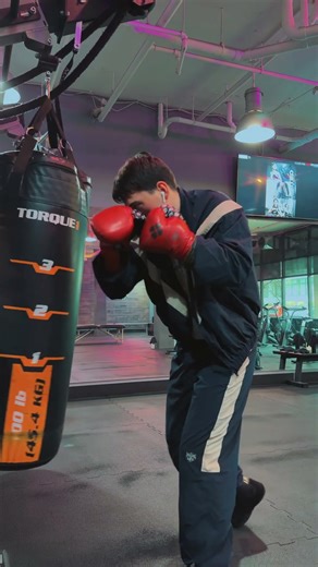 Heavy Bag Series - Round 6 of 12 ⬇️ #boxing #boxingtraining #boxingworkout