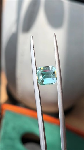 Compared with emeralds, green beryls have a lighter color but better clarity. 与祖母绿相比，绿色绿柱石的颜色更浅，但净度会更好#beryl#srilankastone #colorstone #aquamarine