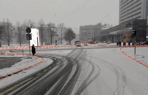 Sneckdown: 'A natural curb extension caused by snowfall. They show where a street can potentially be narrowed to slow motor vehicle speeds and shorten pedestrian crossing distances' (by www.twitter.com/otucis) | Urban Cycling Institute