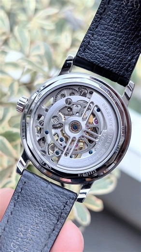 **HAOFA 2268 – SIÊU PHẨM 3D GALAXY TOURBILLON THIẾT KẾ VŨ TRỤ ĐỘC BẢN – HIẾM GẶP NHẤT TẠI VIỆT NAM** Giới chơi đồng hồ gọi Model HAOFA 2268 là “Dải Ngân Hà trên cổ tay” – bởi mặt số 3D Galaxy được hoàn thiện từng tầng – từng lớp, tạo chiều sâu cực cuốn hút mà rất ít mẫu tourbillon tầm giá có thể đạt được. Điểm ấn tượng nhất nằm ở bộ máy Tourbillon Automatic Double Barrel Cal. 3HD6E, trữ cót 72 giờ, tần số cao 28.800vph, đảm bảo độ ổn định và hoạt động mạnh mẽ. Hàng qua sử dụng nhưng còn rất đẹp,