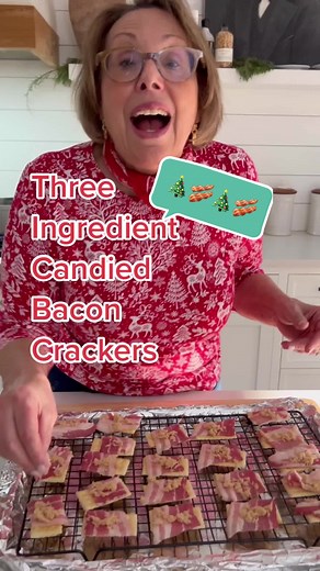 🥓🎄Three ingredient Candied Bacon Crackers! 🎄🥓 Perfect for your next cocktail party. Club crackers topped with bacon, brown sugar, sprinkle of cayenne pepper and fresh ground black pepper. 350 for 15-20 min #holidayrecipe #baconcrackers
