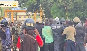 Pale Uganda mambo Yamechemka! Ugandan military wamefungua kiboko caning Uganda Police men and women who were providing security to Presidential candidate Bobi Wine. Huko kwa Jirani polisi ni ka Raia, wamenyoroshwa kweli kweli. Awuoro! | Jaramogi Allan Ofula
