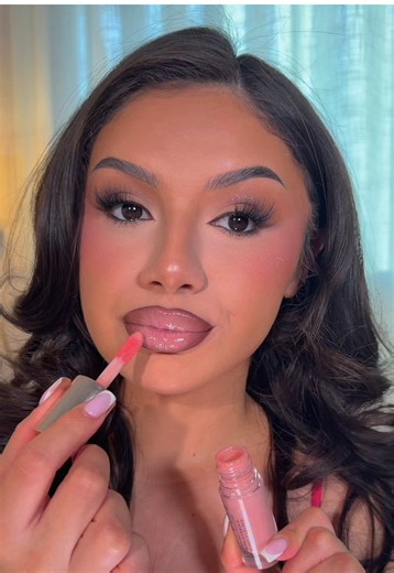 This lip color >> @Anastasia Beverly Hills “cinnamon” lip liner @SHEGLAM blush stick “guava juice” @Makeup Revolution “candy pink” lip gloss