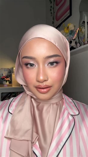 Kayla Tsabita on Instagram: "Bombshell makeup 🪽🩷 #victoriasecretmakeup"